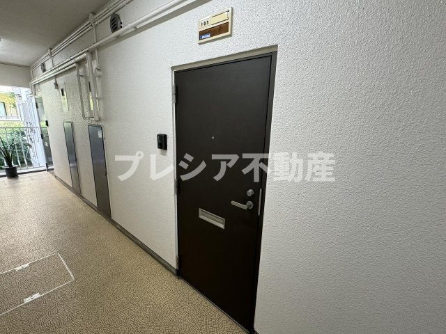 甲子園第2松並ハイツの玄関