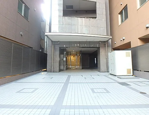 三和第一ビルのエントランス
