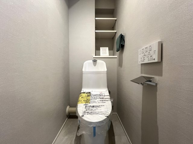廊下からはハマスタ覗き放題♪バルコニーからは富士山や花火を望める☆南東・南西角部屋という最強住戸◎もう、これ以上説明するコトはない【ヴィルヌーブタワー横浜・関内】リフォームのトイレ|落ち着いたトイレです