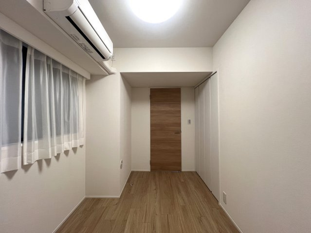廊下からはハマスタ覗き放題♪バルコニーからは富士山や花火を望める☆南東・南西角部屋という最強住戸◎もう、これ以上説明するコトはない【ヴィルヌーブタワー横浜・関内】リフォームの玄関|ゆったりとした玄関です