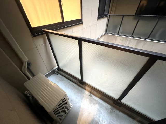 廊下からはハマスタ覗き放題♪バルコニーからは富士山や花火を望める☆南東・南西角部屋という最強住戸◎もう、これ以上説明するコトはない【ヴィルヌーブタワー横浜・関内】リフォームのバルコニー|陽当たり良好なバルコニーです
