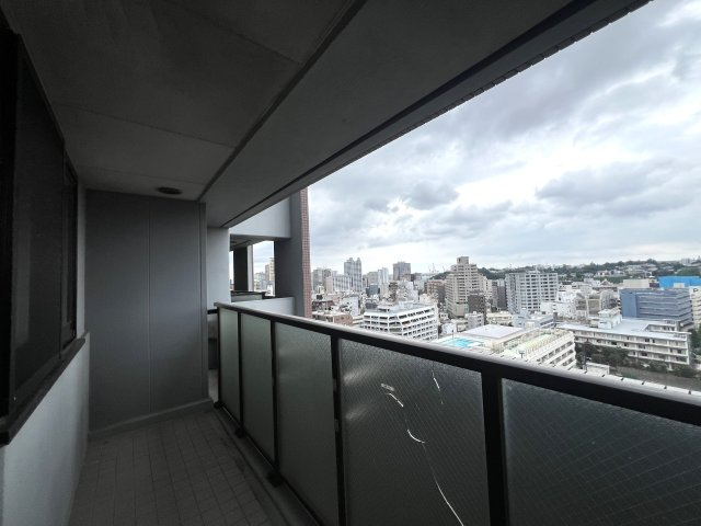廊下からはハマスタ覗き放題♪バルコニーからは富士山や花火を望める☆南東・南西角部屋という最強住戸◎もう、これ以上説明するコトはない【ヴィルヌーブタワー横浜・関内】リフォームのバルコニー|暖かな日差しのふりそそぐバルコニー