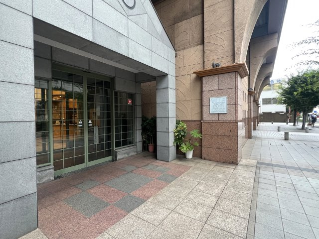 廊下からはハマスタ覗き放題♪バルコニーからは富士山や花火を望める☆南東・南西角部屋という最強住戸◎もう、これ以上説明するコトはない【ヴィルヌーブタワー横浜・関内】リフォームのエントランス|毎日通るエントランスはこのようになっています