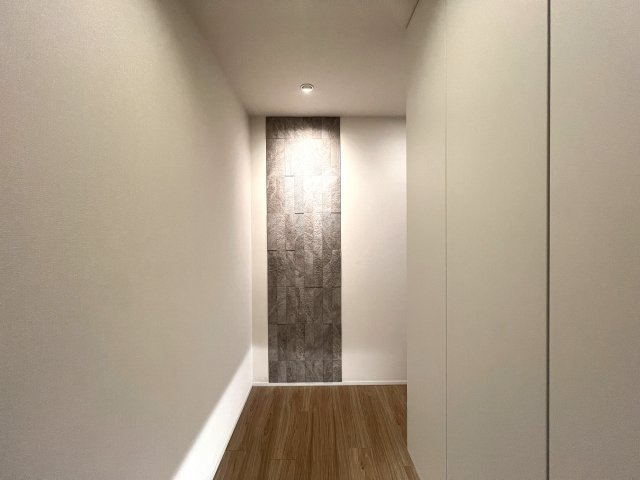 廊下からはハマスタ覗き放題♪バルコニーからは富士山や花火を望める☆南東・南西角部屋という最強住戸◎もう、これ以上説明するコトはない【ヴィルヌーブタワー横浜・関内】リフォームの玄関|シンプルで使いやすい玄関です
