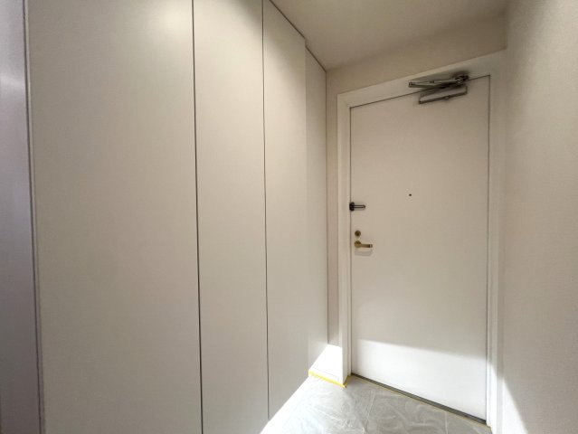 廊下からはハマスタ覗き放題♪バルコニーからは富士山や花火を望める☆南東・南西角部屋という最強住戸◎もう、これ以上説明するコトはない【ヴィルヌーブタワー横浜・関内】リフォームの玄関|落ち着いた玄関です