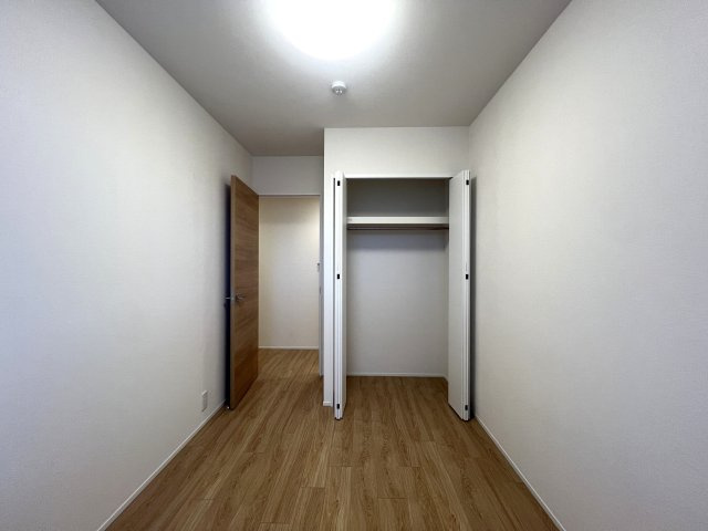 廊下からはハマスタ覗き放題♪バルコニーからは富士山や花火を望める☆南東・南西角部屋という最強住戸◎もう、これ以上説明するコトはない【ヴィルヌーブタワー横浜・関内】リフォームの洋室|ゆったりした洋室です