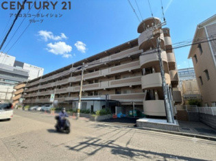 オートロックで外部の人間が簡単に出入りできないため安心です。
