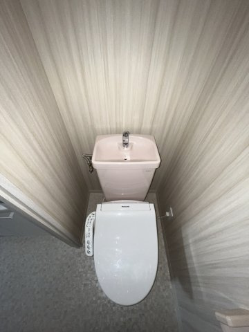 温水洗浄便座付きのトイレです♪
