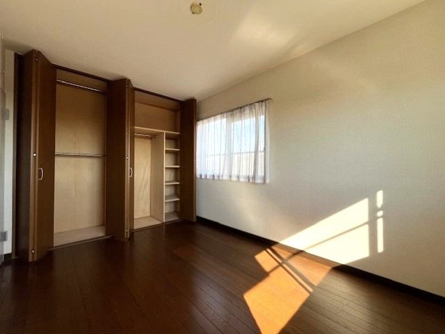 椿峰ニュータウン105街区2号棟の洋室|ハンガーパイプ＋棚付き！整理整頓しやすい収納スペース