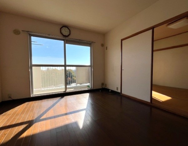 椿峰ニュータウン105街区2号棟の居間・リビング
