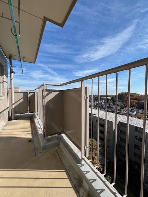 椿峰ニュータウン105街区2号棟のバルコニー|三部屋から出入り可能★