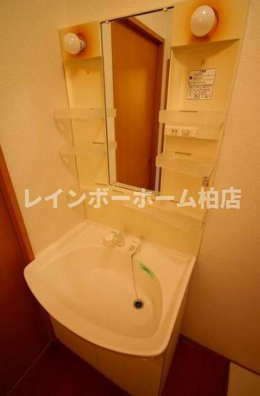 特典：仲介手数料が無料です!!の洗面所|明るい洗面所です