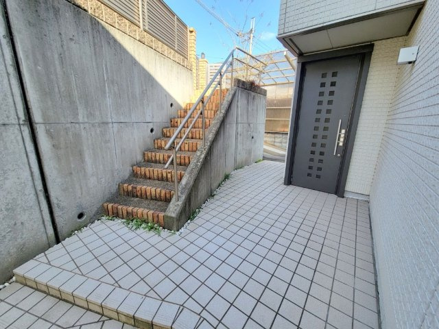 生駒市北新町の一戸建てのエントランス