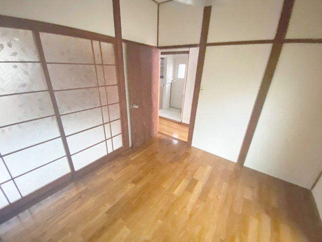 仁川うぐいす台戸建ての洋室