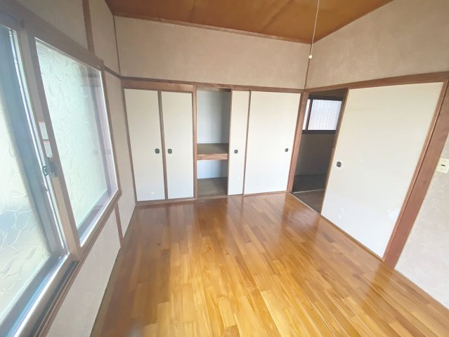 仁川うぐいす台戸建ての洋室
