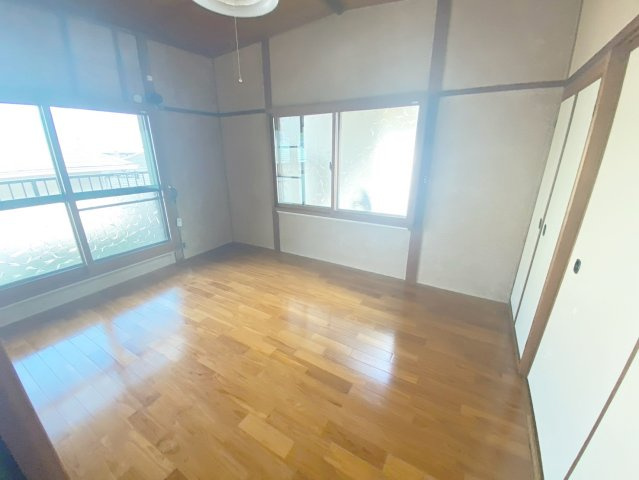 仁川うぐいす台戸建ての洋室