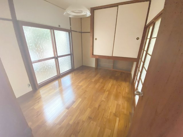 仁川うぐいす台戸建ての居間・リビング