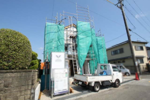 介良乙　12期1棟1　新築戸建　の前面道路含む現地写真|角地　西側　幅:5.2ｍ　公道　接面:11.8ｍ ／南側　幅：4.0ｍ　公道　接面：12.1ｍ