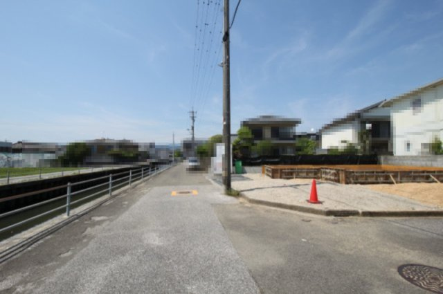 介良乙　12期1棟1　新築戸建　の前面道路含む現地写真|角地　西側　幅:5.2ｍ　公道　接面:11.8ｍ ／南側　幅：4.0ｍ　公道　接面：12.1ｍ