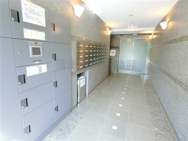 ルーブル大森七番館のエントランス|防犯カメラTVモニター付オートロック宅配BOXメールBOX管理人室　エントランス