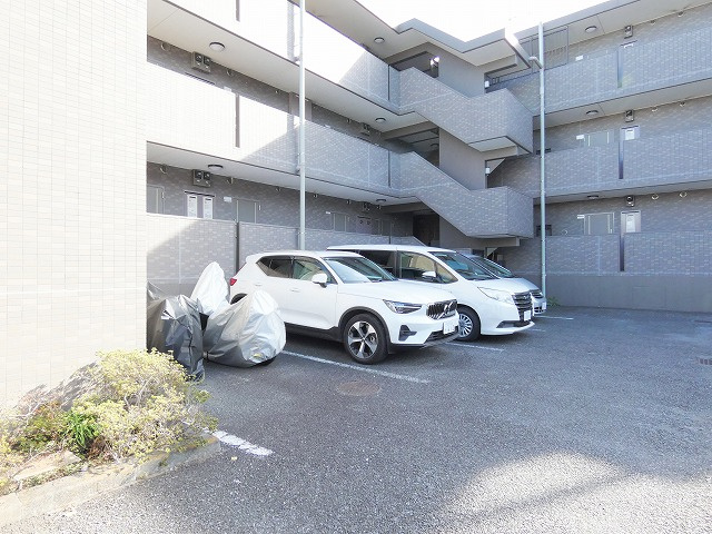 リビエール高幡の駐車場