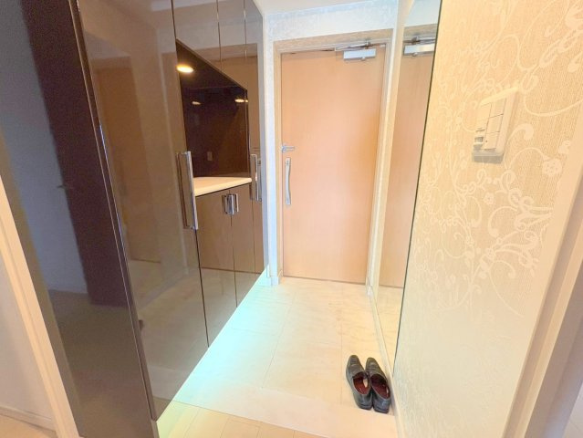 リーベストガーデン宝塚の玄関|収納もある玄関です