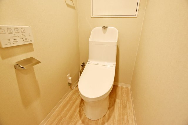 西宮グリーンマンション1号館のトイレ|シンプルで清潔感のあるトイレで、快適性と実用性を兼ね備えた、毎日安心して使える住まいの設備です。