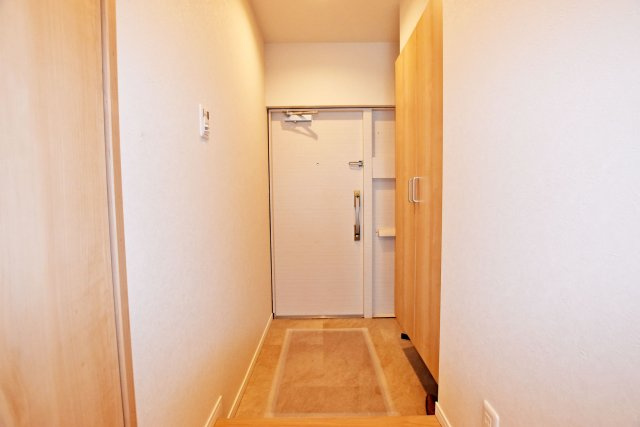西宮グリーンマンション1号館の玄関|シューズ収納が備わっており、靴や外出用品も整理しやすく、気持ちよくお客様を迎えられる玄関です。