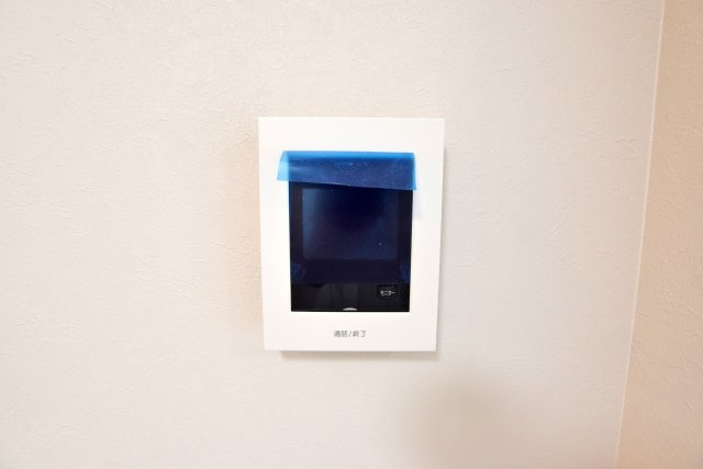西宮グリーンマンション1号館のセキュリティ|TVモニター付きインターホンを設置し、来訪者を確認してから対応できる安心の設備。防犯面にも配慮された、快適で安全な暮らしをサポートします。