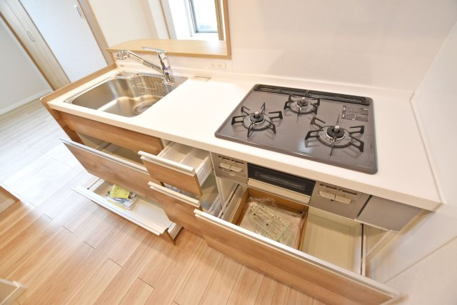 西宮グリーンマンション1号館のキッチン|豊富な収納スペースを確保したシステムキッチン。調理器具や食器、食品ストックなどをすっきり整理できるため、キッチンを広々と快適にお使いいただけます。