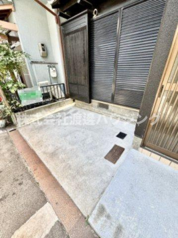 寝屋川萱島東2丁目一戸建のエントランス|バイク・自転車駐輪場スペース