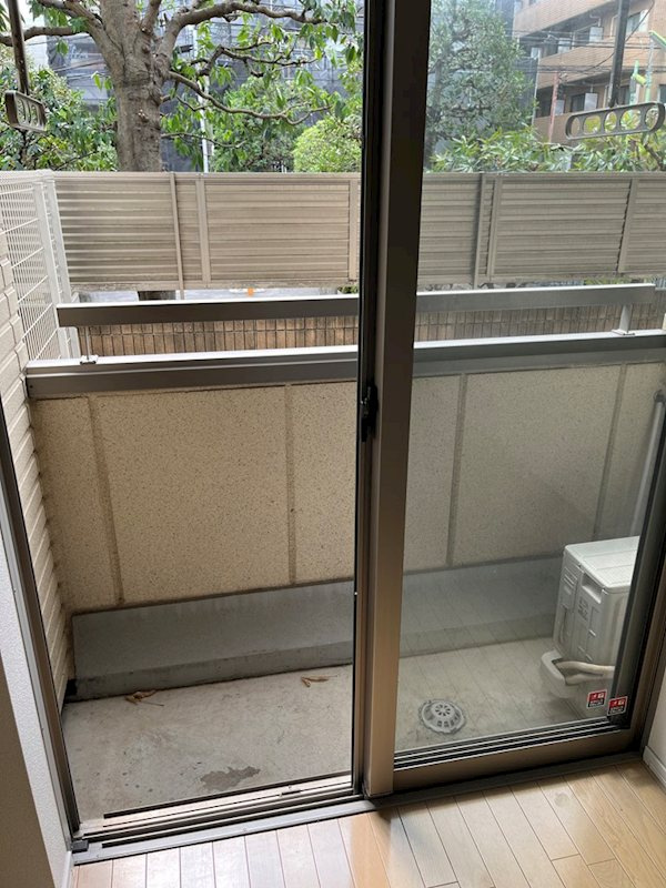 コンフォール三軒茶屋　駅近　女性限定　南東角部屋のバルコニー