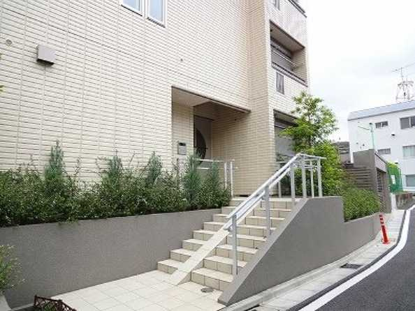 コンフォール三軒茶屋　駅近　女性限定　南東角部屋のエントランス