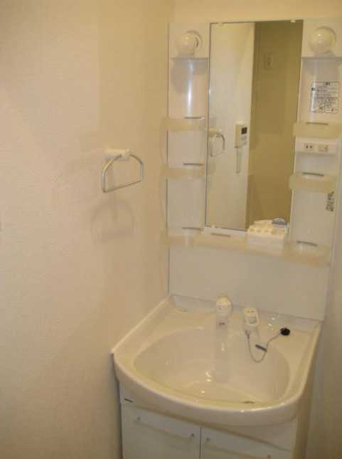 コンフォール三軒茶屋　駅近　女性限定　南東角部屋の洗面所
