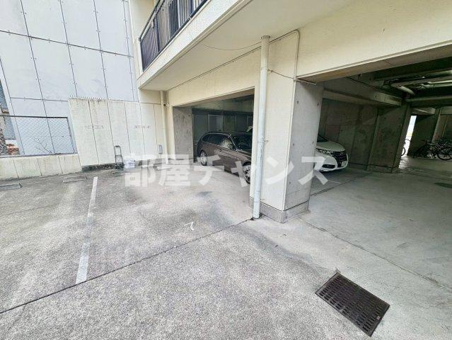 ニッシンセントラルレジデンスの駐車場