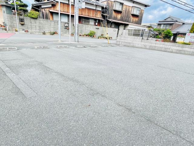 ノア東山B棟の駐車場