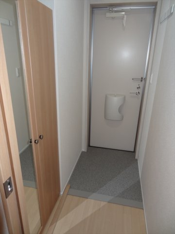 リエッタ西条岡町の玄関