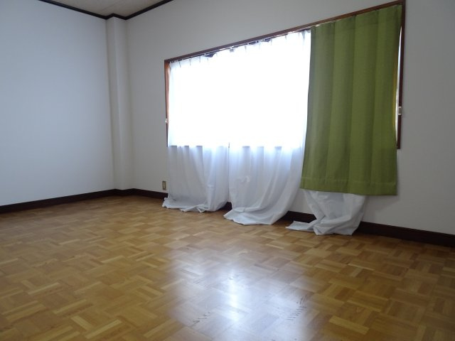 大垣市領家町戸建の洋室