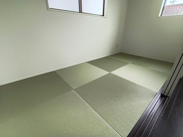 GRAFARE 高崎市岩鼻町2期 1号棟の和室|現地撮影：おしゃれな半畳縁無しタタミ