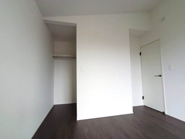 GRAFARE 高崎市岩鼻町2期 1号棟の収納|現地撮影：ウォークインクローゼット