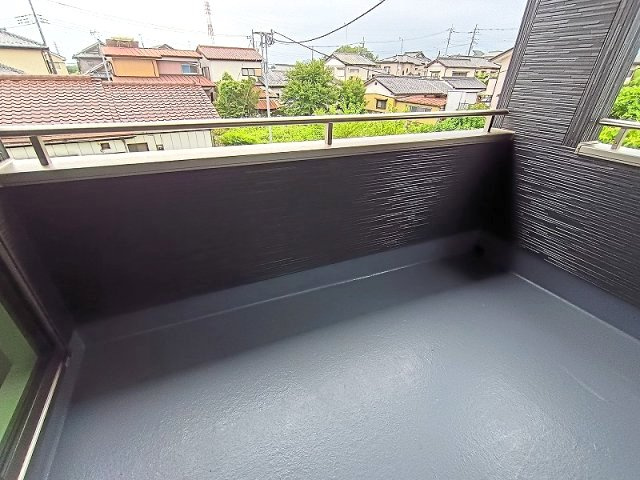 GRAFARE 高崎市岩鼻町2期 1号棟のバルコニー|現地撮影：雨でも安心な広々インナーバルコニー