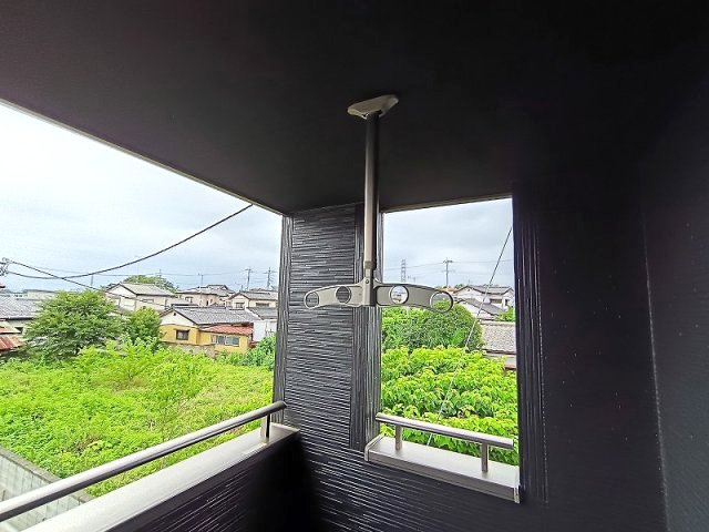 GRAFARE 高崎市岩鼻町2期 1号棟のバルコニー|現地撮影：物干し金物付き