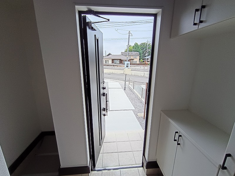 GRAFARE 高崎市岩鼻町2期 1号棟の玄関|現地撮影