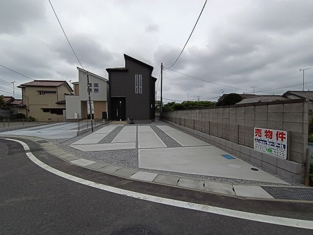 GRAFARE 高崎市岩鼻町2期 1号棟の駐車場|現地撮影：車4台駐車可能