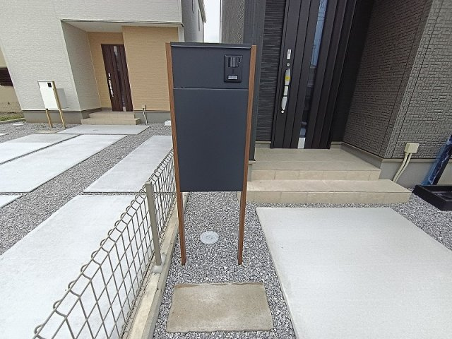 GRAFARE 高崎市岩鼻町2期 1号棟の設備|現地撮影：機能門柱にはポストと便利な宅配ボックス