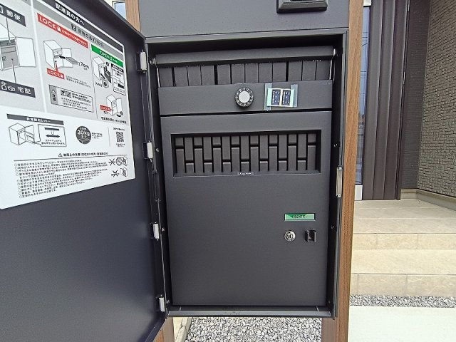 GRAFARE 高崎市岩鼻町2期 1号棟の設備|現地撮影：機能門柱にはポストと便利な宅配ボックス