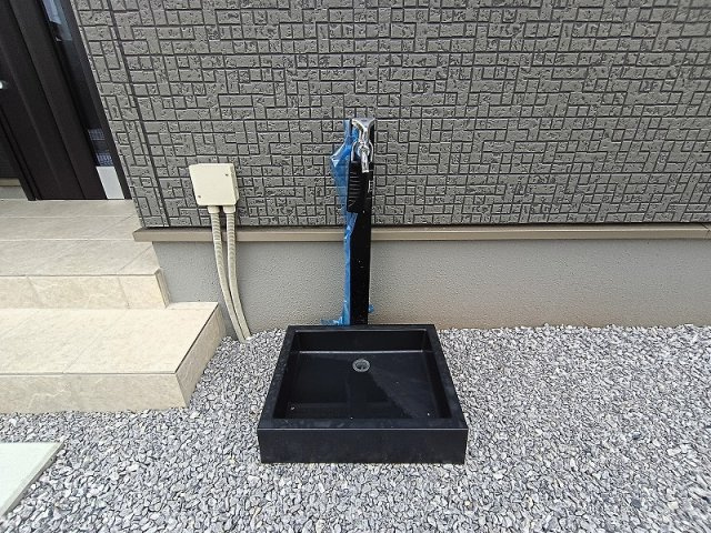GRAFARE 高崎市岩鼻町2期 1号棟の設備|現地撮影：ちょっとカッコいいブラックカラーの立水栓