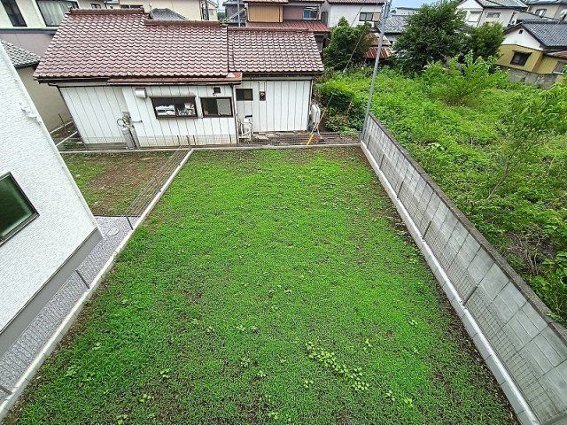 GRAFARE 高崎市岩鼻町2期 1号棟の庭|現地撮影：広々としたお庭でBBQ