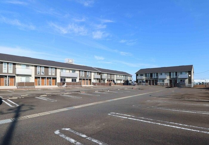 Ｄ－ｒｏｏｍ小矢部　D棟の駐車場