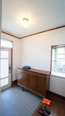 【玄関】 | 廿日市市宮園上５丁目　４ＬＤＫ＋ＷＩＣ戸建て | 大容量のシューズ収納つき玄関